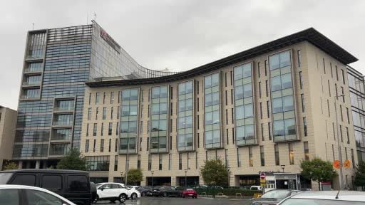 Zeytinburnu’nda Koç Üniversitesi Hastanesi'nin otoparkında aracını yanaştırırken aşağı...