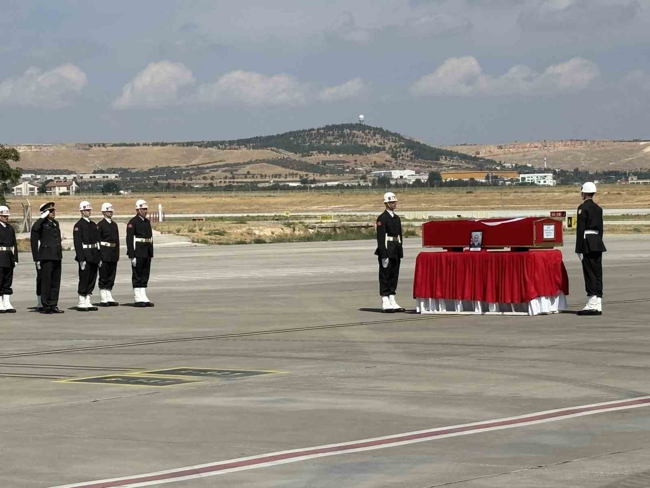 ZEYTİNDALI HAREKAT BÖLGESİ'NDE GÖREVLİ TANKÇI UZMAN ÇAVUŞ COŞKUN SEVİM, GÖREV ESNASINDA...