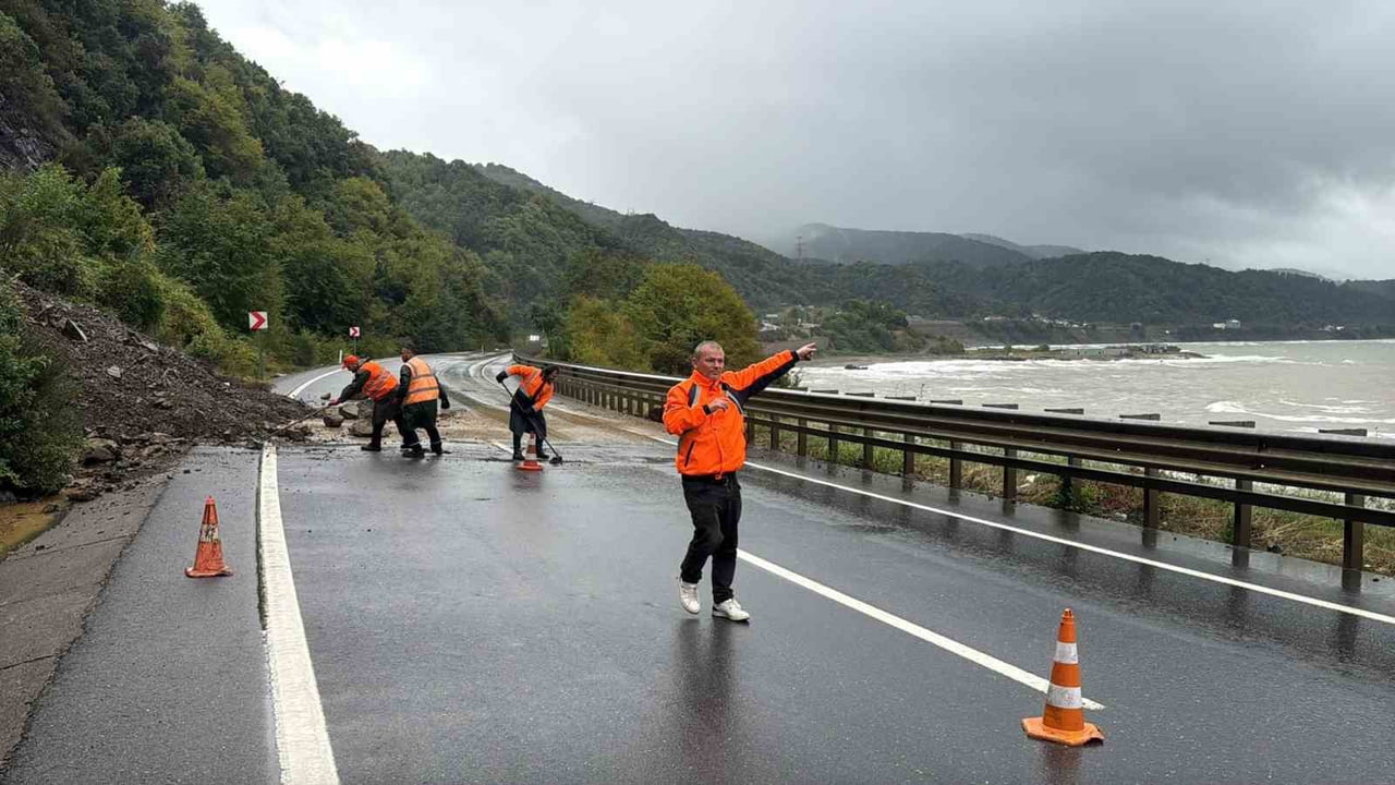 ZONGULDAK'IN ALAPLI İLÇESİ İLE DÜZCE'NİN AKÇAKOCA İLÇESİNİ BİRBİRİNE BAĞLAYAN YOLDA MEYDANA GELEN...