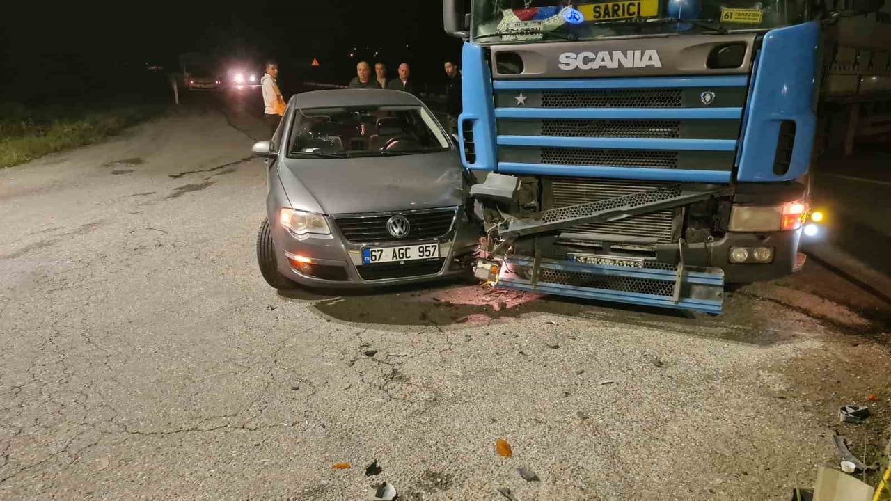 ZONGULDAK'IN ÇAYCUMA İLÇESİNDE, ANA YOLA ÇIKIŞ YAPMAKTA OLAN BİR TIR İLE SEYİR HALİNDEKİ OTOMOBİL...