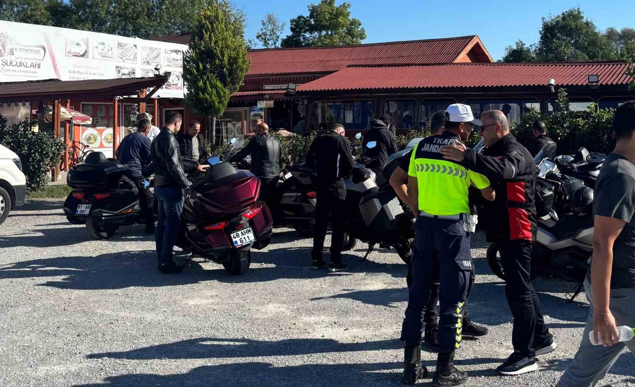ZONGULDAK'IN ÇAYCUMA İLÇESİNDE MOLA VEREN MOTOSİKLET SÜRÜCÜLERİ, JANDARMA TRAFİK EKİPLERİ...