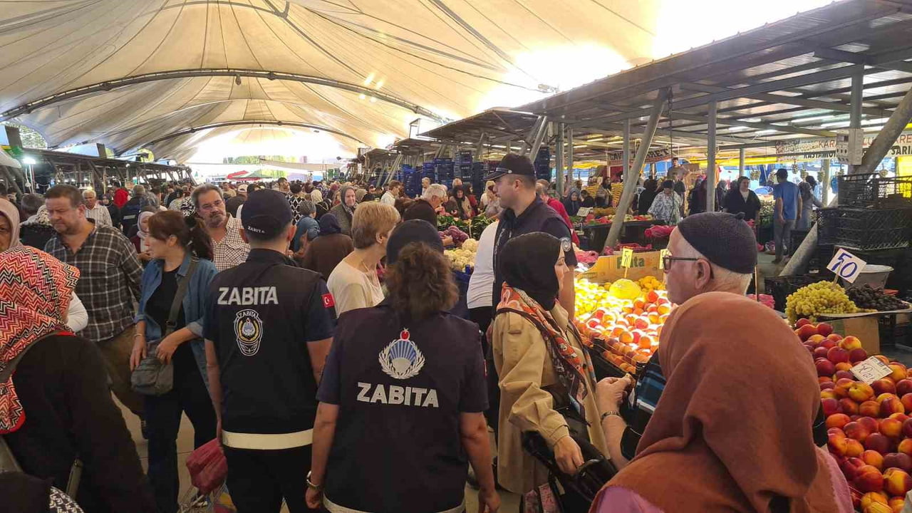 ZONGULDAK’IN ÇAYCUMA İLÇESİNDE ZABITA EKİPLERİ, İLÇE PAZARINDA ETİKET VE POŞET DENETİMİ...
