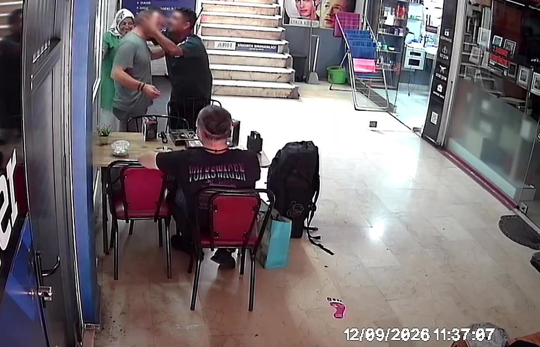ZONGULDAK’IN EREĞLİ İLÇESİNDE ÇAY SATAN BİR ESNAF, DÜKKANINA GELEN SEYYAR SATICININ ELEKTROŞOK...