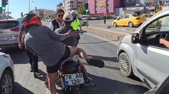 ZONGULDAK’IN EREĞLİ İLÇESİNDE TRAFİK EKİPLERİNİN "DUR" İHTARINA UYMAYARAK KAÇAN MOTOSİKLET...