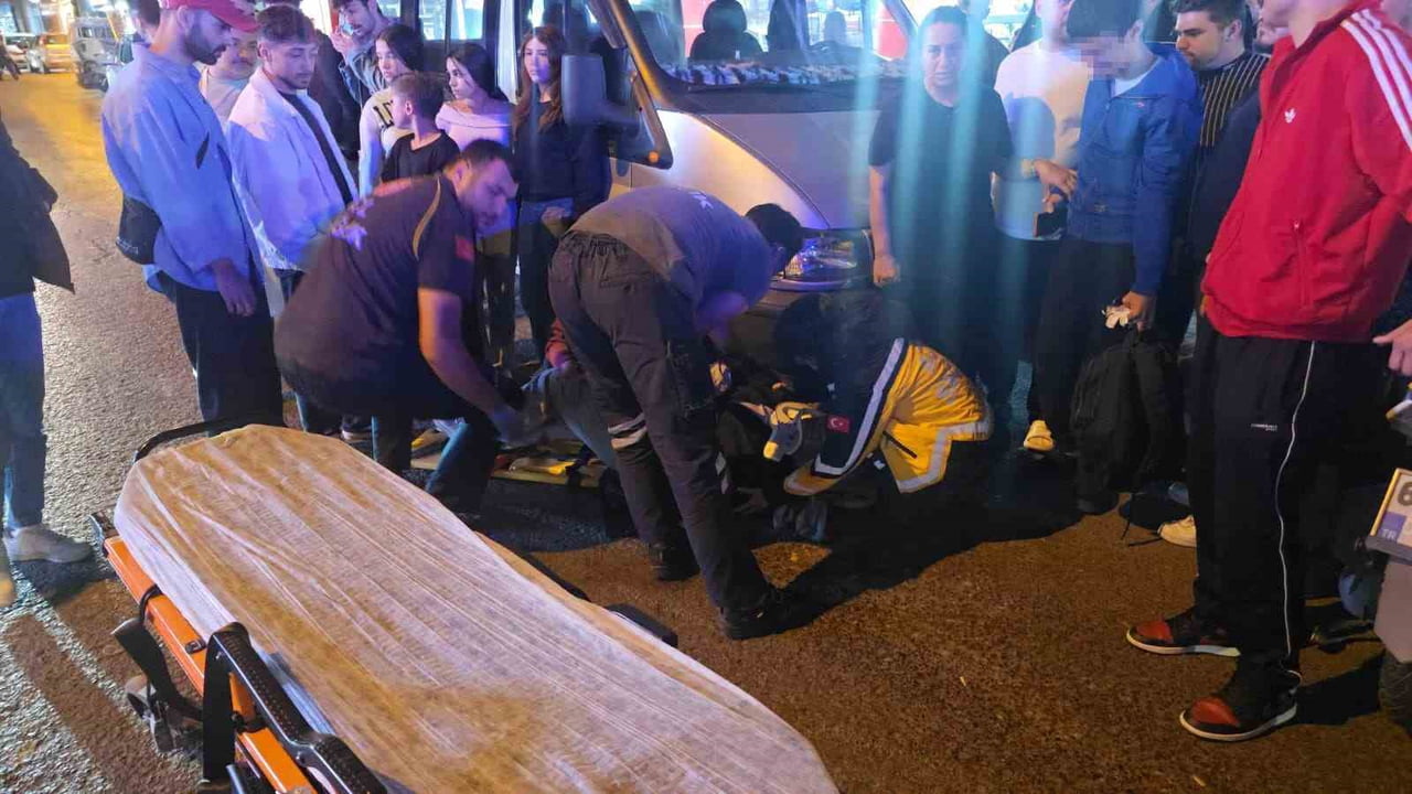 ZONGULDAK’IN EREĞLİ İLÇESİNDE YOLUN KARŞISINA GEÇMEYE ÇALIŞAN ANNE VE OĞLUNA MOTOSİKLET ÇARPTI....