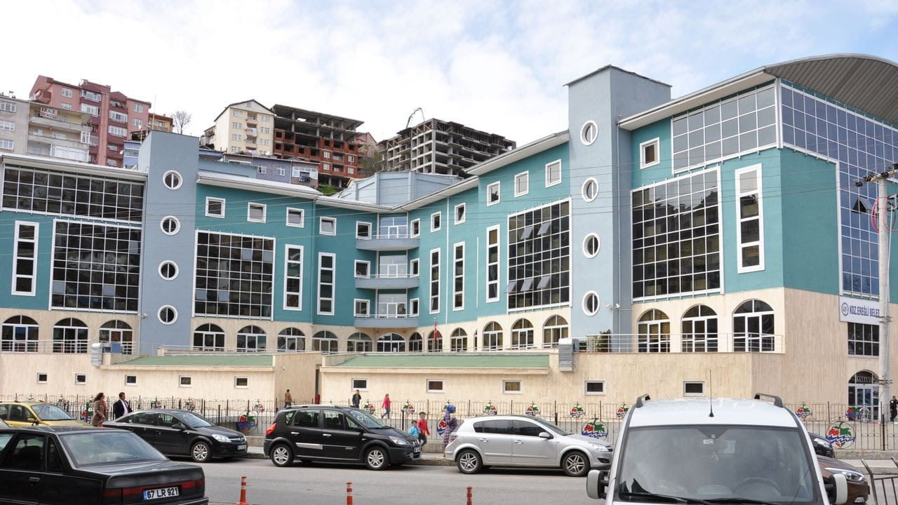 ZONGULDAK’IN KARADENİZ EREĞLİ İLÇESİNDE CHP’Lİ BELEDİYEDE GÖREV YAPAN KADIN PERSONEL İLE ZABITA...