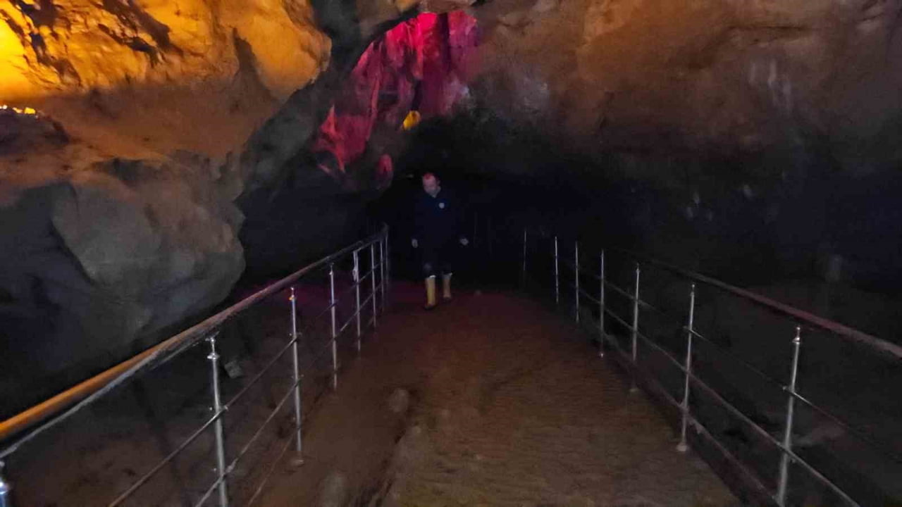 ZONGULDAK’TA ETKİLİ OLAN YAĞIŞLAR SONRASI İÇERİSİNDEKİ DERENİN YÜKSELMESİ SEBEBİYLE ÇAMUR VE SU...