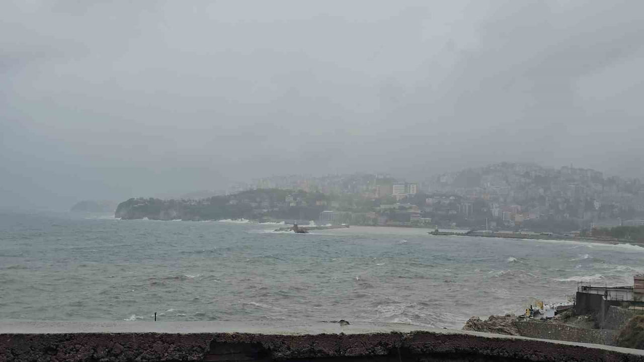ZONGULDAK’TA SABAH SAATLERİNDE ETKİLİ OLAN SAĞANAK VE RÜZGAR,  LİMANDA DALGALARA NEDEN OLURKEN...