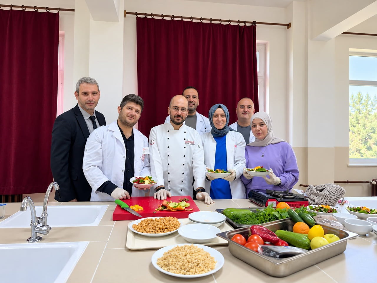 'LADİK SAĞLIKLI NEFES PROJESİ' KAPSAMINDA DÜZENLENEN SAĞLIKLI BESLENME ATÖLYESİNDE ÖĞRETMENLER...