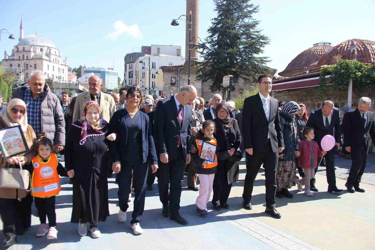 1 EKİM DÜNYA YAŞLILAR GÜNÜ KAPSAMINDA BOLU’DA FARKINDALIK YÜRÜYÜŞÜ DÜZENLENDİ.