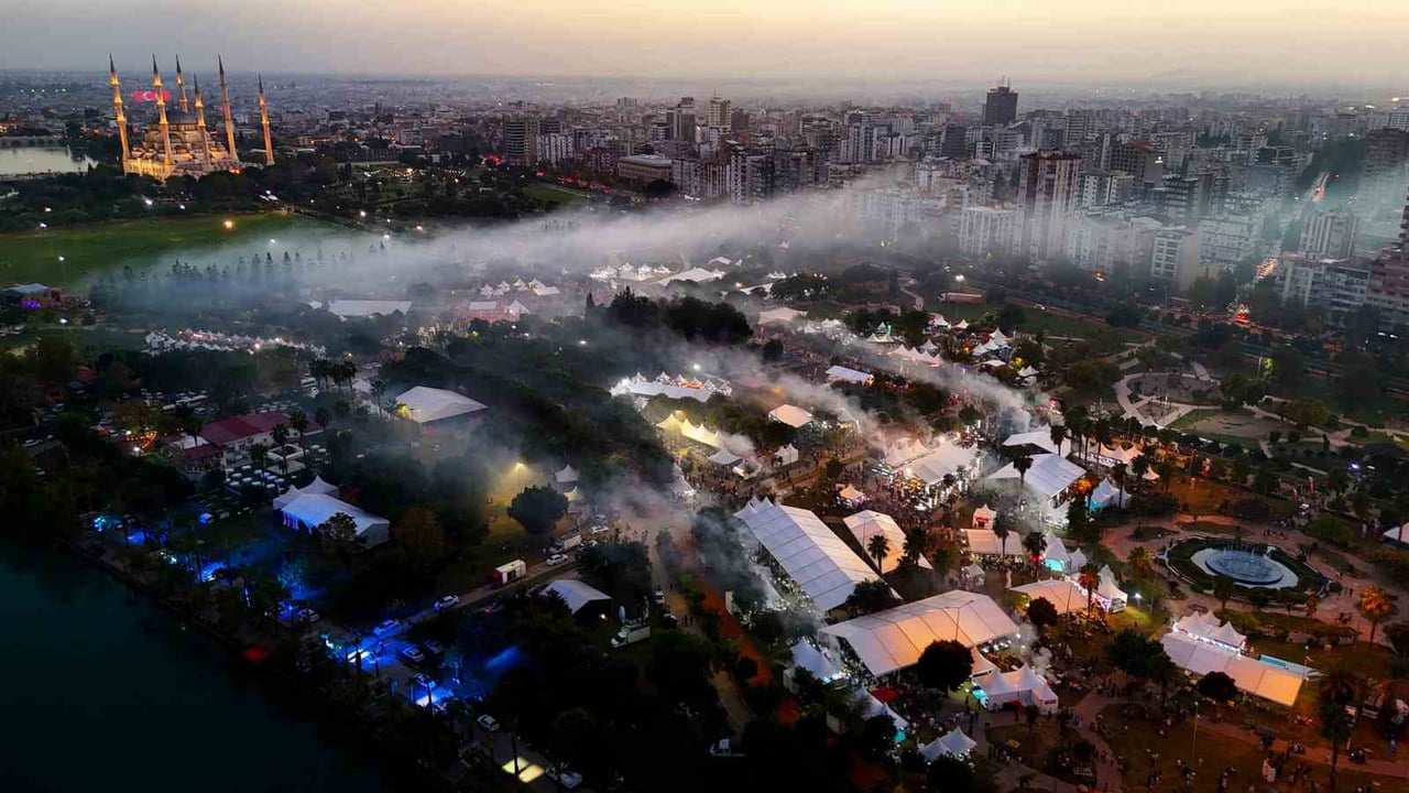 10’UNCUSU DÜZENLENEN ‘ADANA LEZZET FESTİVALİ’NDE GÖKYÜZÜNÜ KAPLAYAN DUMANLAR HAVADAN...