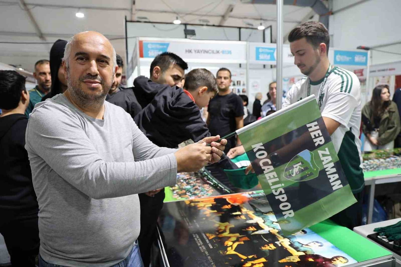 16. ULUSLARARASI KOCAELİ KİTAP FUARI'NDA YER ALAN KOCAELİSPOR STANDI, ZİYARETÇİLERİN İLGİSİNİ...