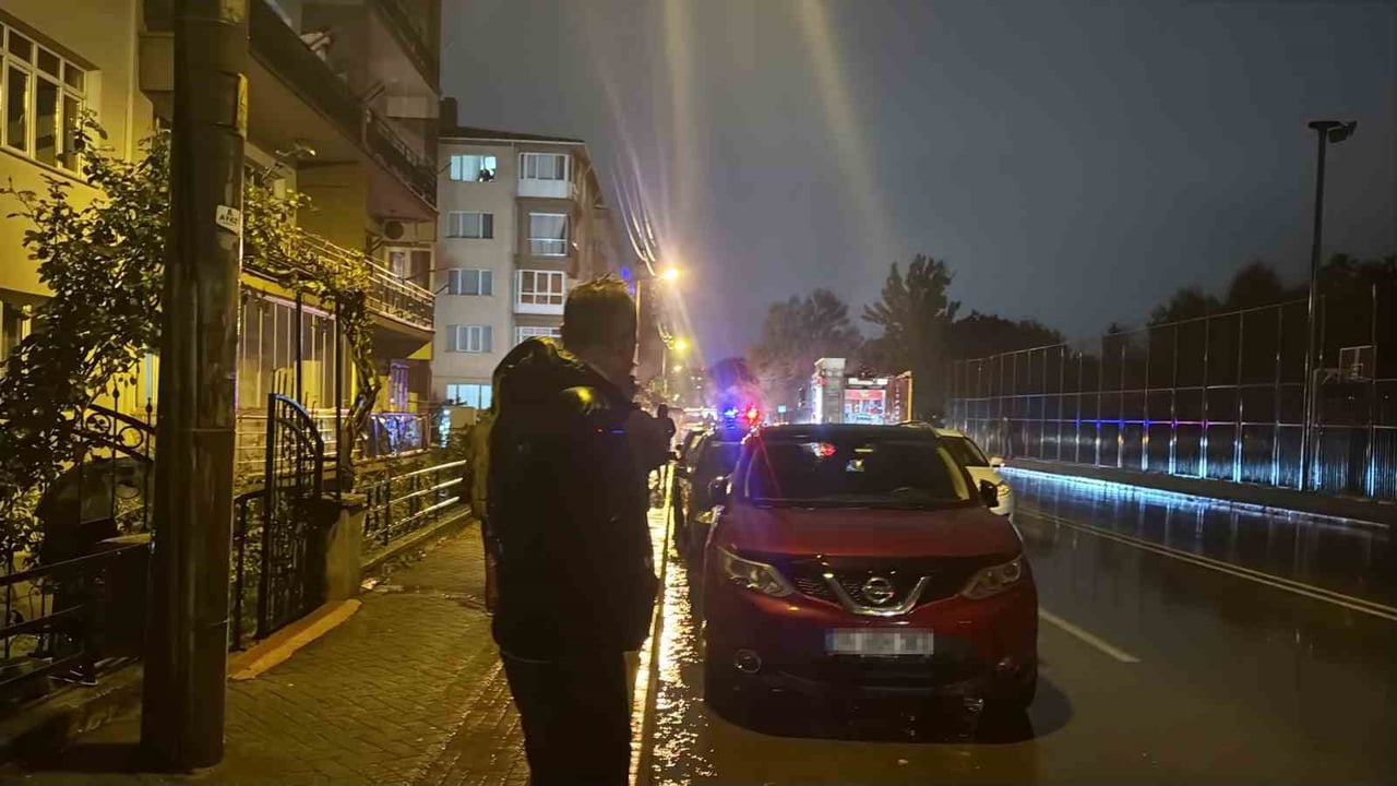 2.17 PROMİL ALKOLLÜ OLDUĞU TESPİT EDİLEN SÜRÜCÜ OTOMOBİLİNİN YANIŞINI SİGARA İÇEREK...