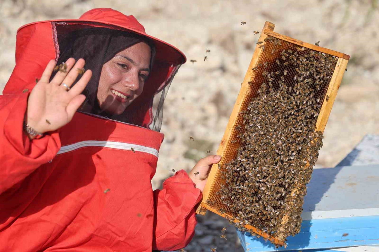 22 YAŞINDAKİ LATİFE GÜL KAPLAN, KIRŞEHİR AHİ EVRAN ÜNİVERSİTESİ BİTKİ KORUMA BÖLÜMÜ'NDEN MEZUN...
