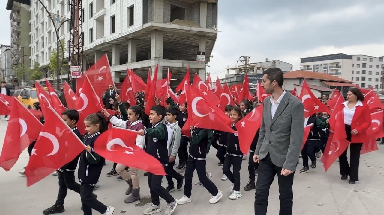 29 EKİM CUMHURİYET BAYRAMI, 110 METRE UZUNLUĞUNDAKİ DEV TÜRK BAYRAĞI İLE YAPILAN YÜRÜYÜŞLE...