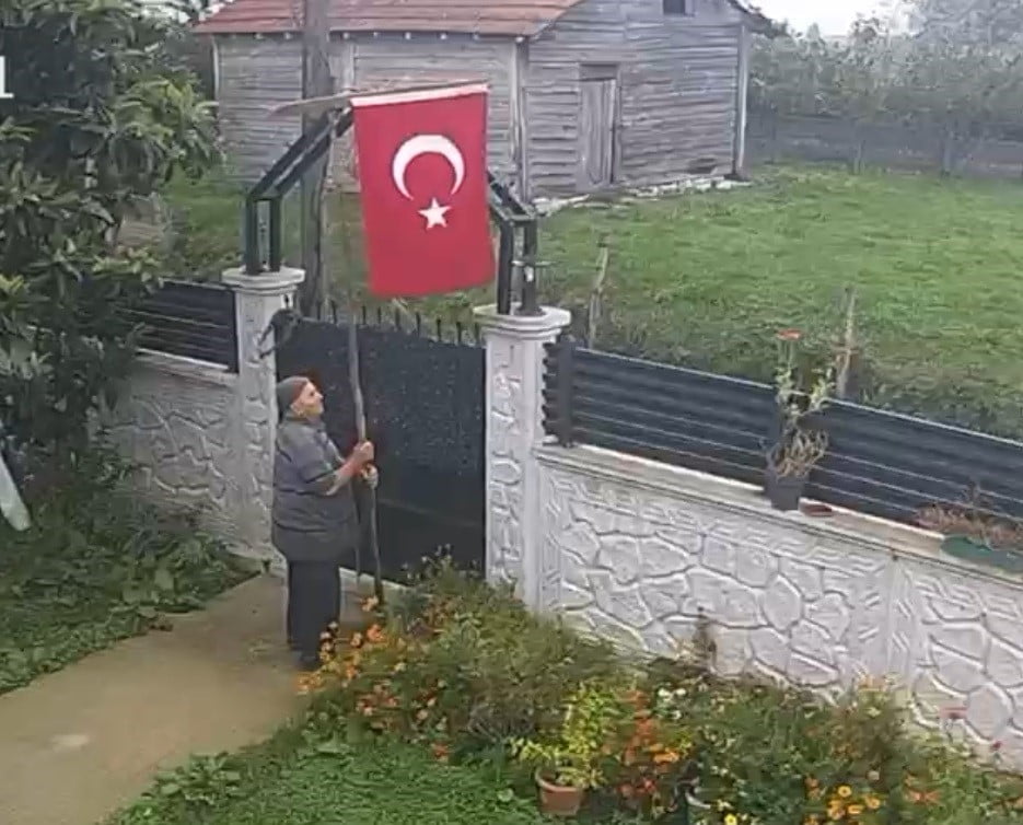 29 EKİM CUMHURİYET BAYRAMI SABAHI YAŞANAN ANLAMLI BİR ANLAMLI OLAYDA, YAŞLI BİR ADAMIN SABAH...