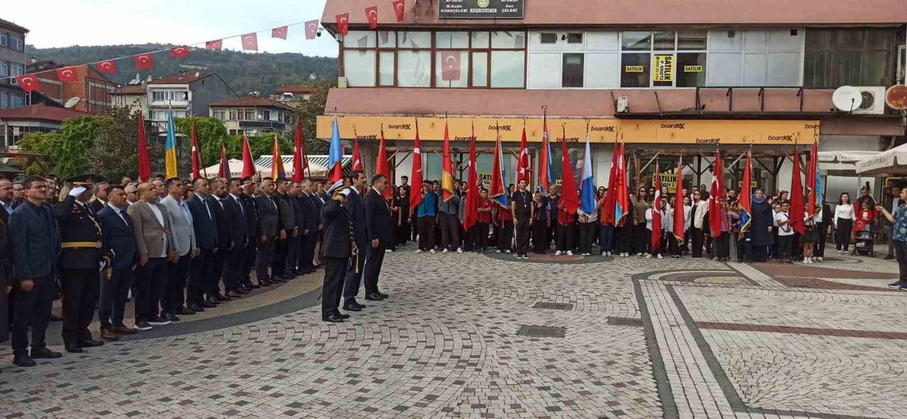 29 EKİM CUMHURİYEWT BAYRAMI ETKİNLİKLERİNE ÇELENK SUNUMU İLE BAŞLANDI