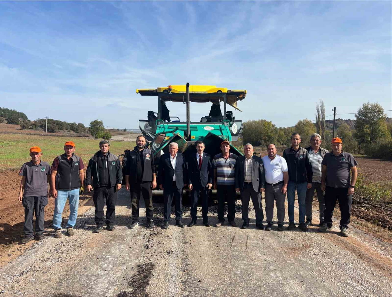 4 KİLOMETRELİK KÖY YOLU SICAK ASFALTA KAVUŞUYOR