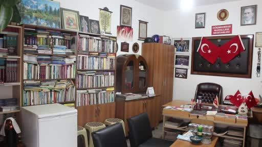 5 bin kitap toplayıp muhtarlığı mini kütüphaneye dönüştürdü