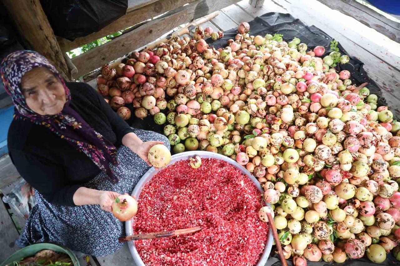 75 YAŞINDAKİ HURİYE YİĞENOĞLU DA NAR EKŞİSİ YAPIMININ ZAHMETLİ BİR SÜREÇ OLDUĞUNU BELİRTEREK, KIŞ...
