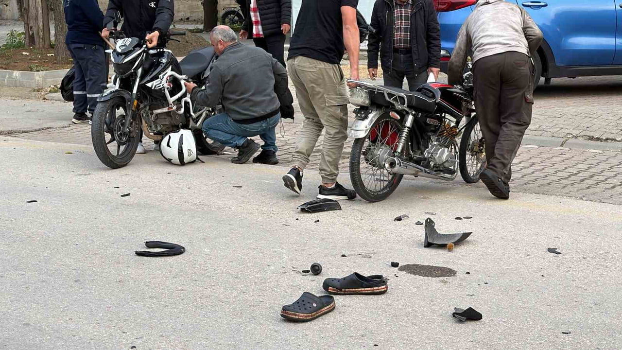 A.K. İDARESİNDEKİ MOTOSİKLET, SOLLAMA YAPTIĞI SIRADA KARŞI YÖNDEN GELEN Y.C.G. YÖNETİMİNDEKİ...