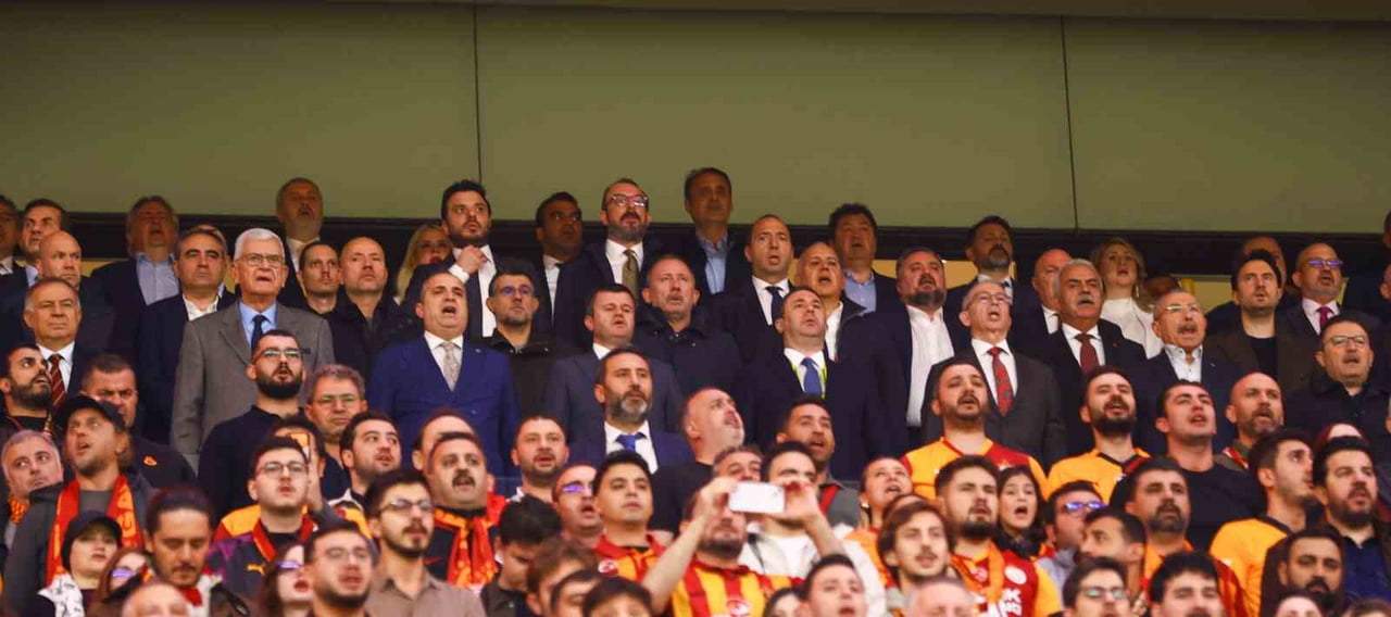 A MİLLİ FUTBOL TAKIMI TEKNİK DİREKTÖRÜ SERGEN YALÇIN, GALATASARAY-FENERBAHÇE DERBİSİNİ STADYUMDAN...