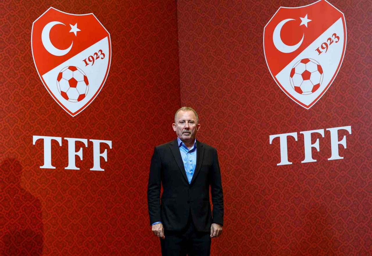 A MİLLİ FUTBOL TAKIMI TEKNİK DİREKTÖRÜ SERGEN YALÇIN İMZA TÖRENİNİN ARDINDAN SORULARI...