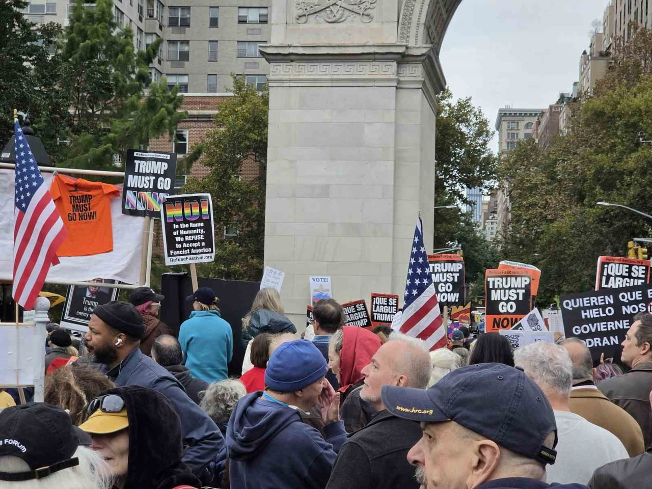 ABD'NİN NEW YORK KENTİNDE YÜZLERCE KİŞİ, BAŞKAN DONALD TRUMP KARŞITI "KRALLARA HAYIR: ERKEN OY...