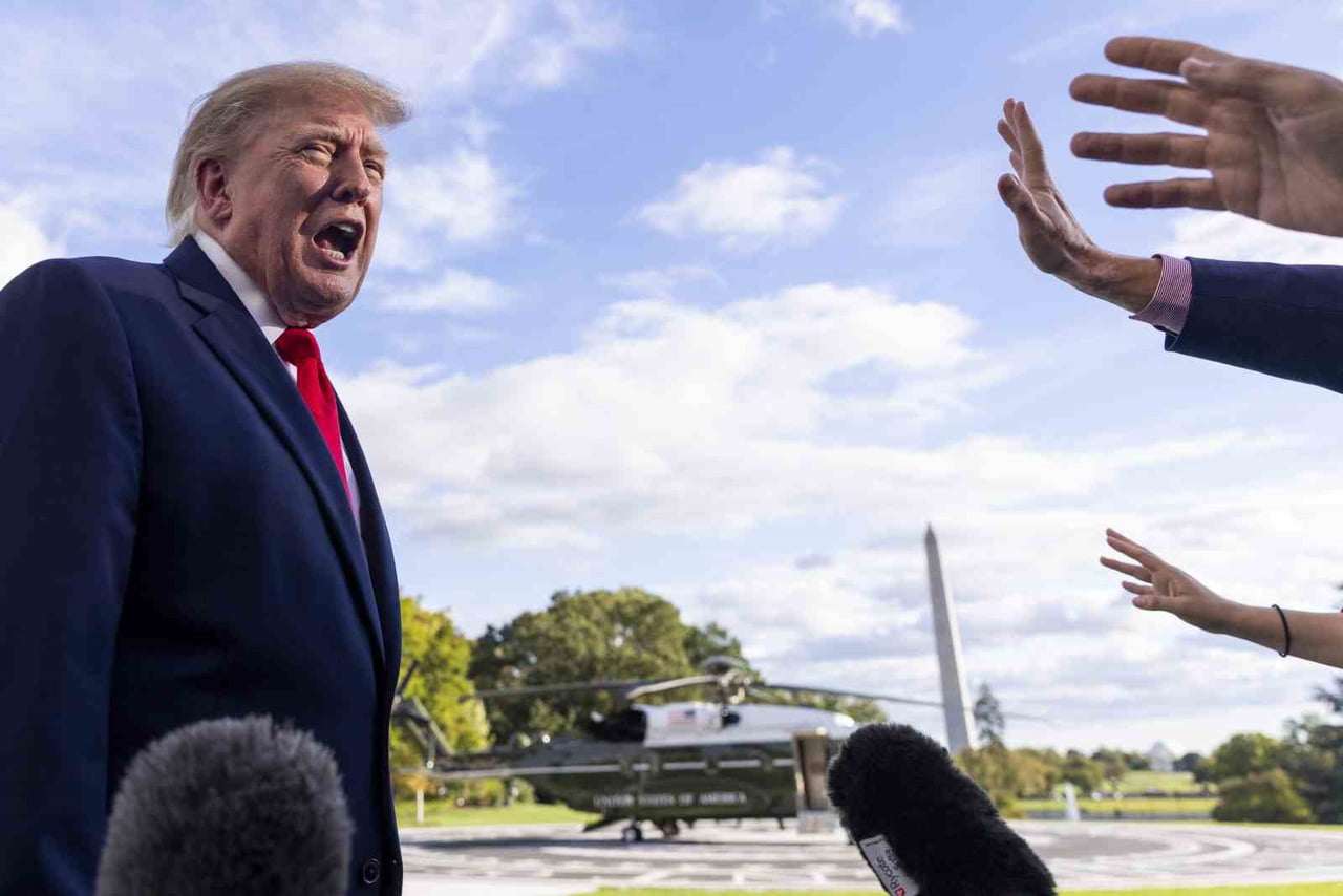 ABD BAŞKANI TRUMP, OHİO EYALETİNE GİTMEK ÜZERE BEYAZ SARAY'DAN AYRILDIĞI SIRADA GAZETECİLERİN...