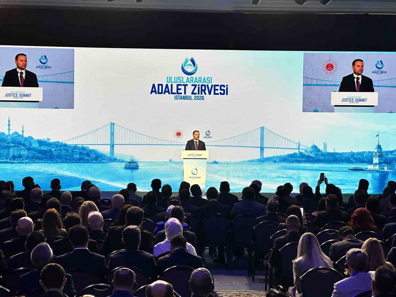 ADALET BAKANI AKIN GÜRLEK, İSTANBUL ÇIRAĞAN SARAYI'NDA ULUSLARARASI ADALET ZİRVESİNDE KONUŞTU