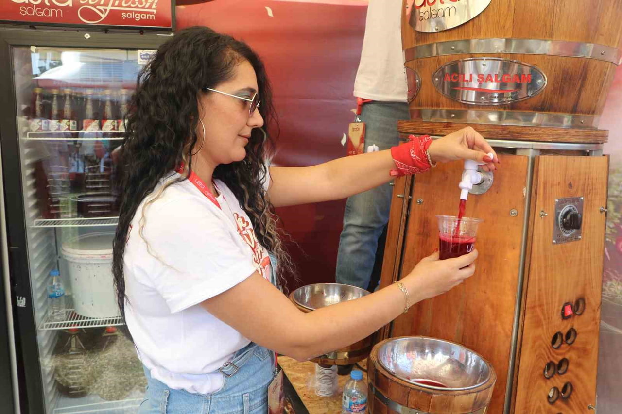 ADANA'DA BU SENE 10'UNCUSU DÜZENLENEN "ULUSLARARASI ADANA LEZZET FESTİVALİ" BAŞLADI. FESTİVALDE 3...