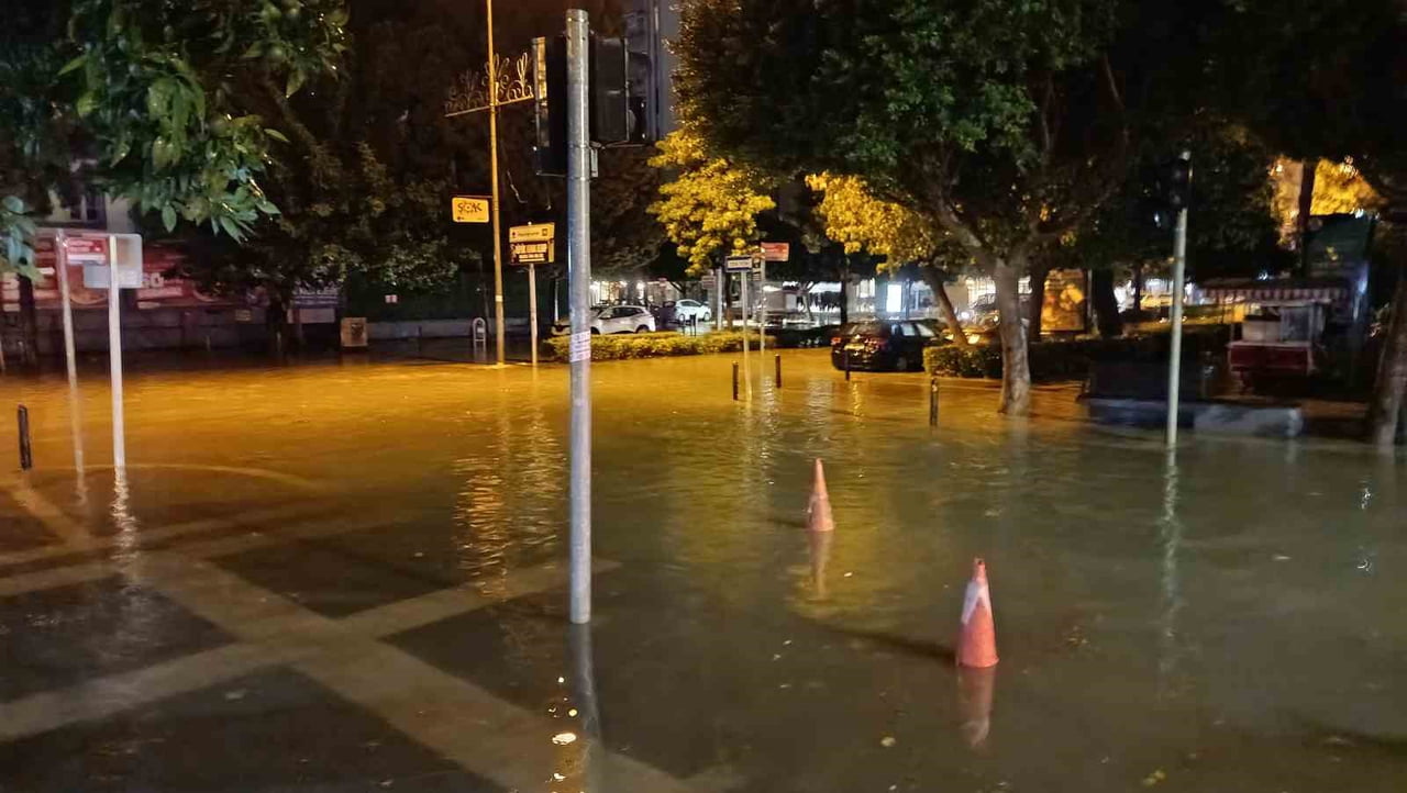 ADANA'DA ETKİLİ OLAN SAĞANAK YAĞIŞ, YAKLAŞIK 45 DAKİKA SÜRERKEN ANA CADDELER VE SOKAKLAR SU...