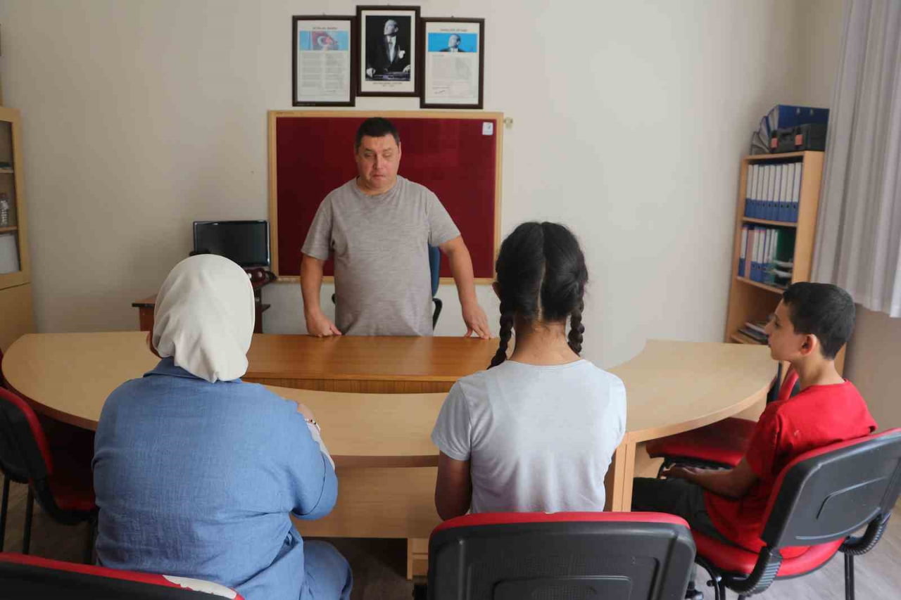 ADANA'DA GÖRME ENGELLİ REHBER ÖĞRETMENİ HASAN AKYÜREK, 20 YILDIR KENDİSİ GİBİ GÖRME ENGELLİ...