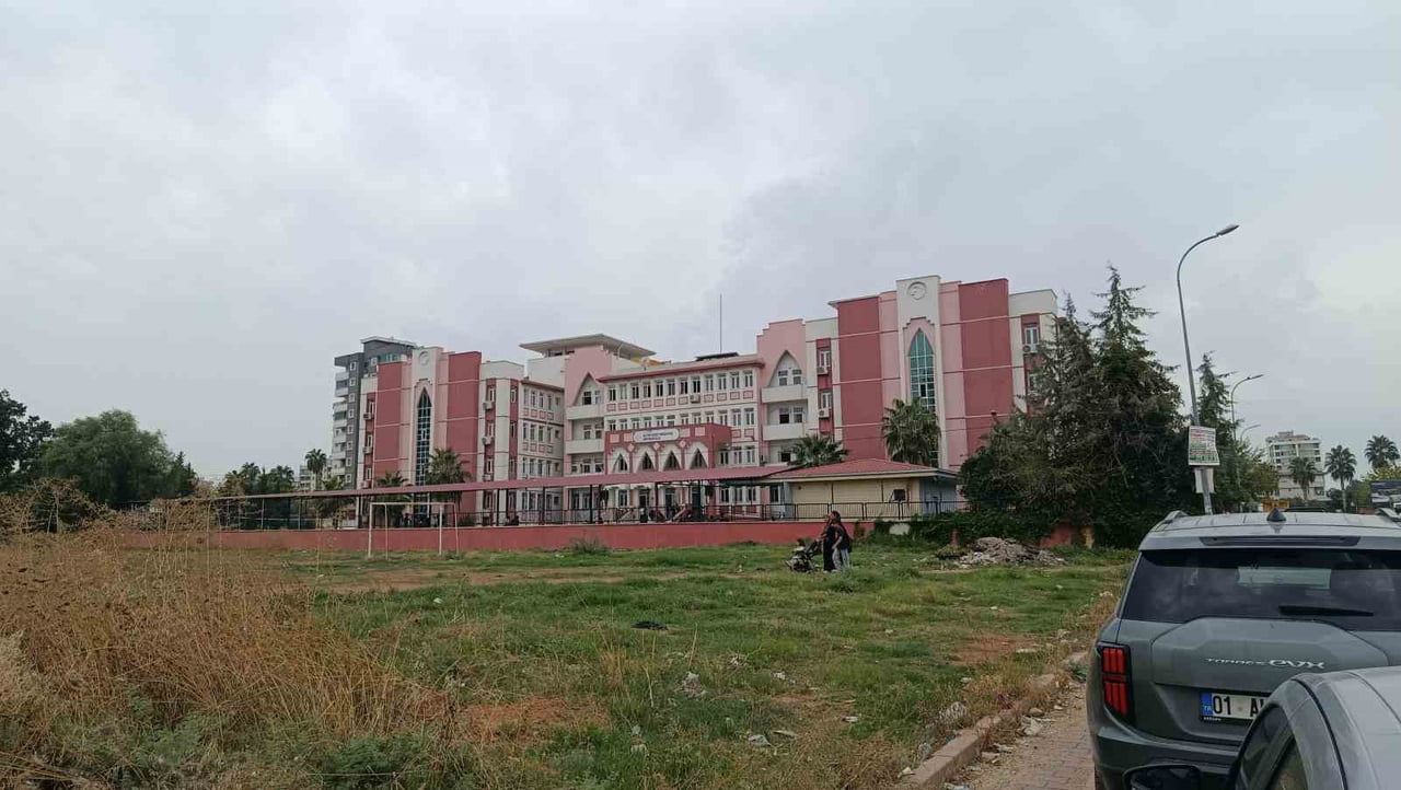 ADANA'DA ORTAOKULA GİDEN BİR KIZ ÖĞRENCİ, "SEN BENİM DEDİKODUMU YAPTIN" DİYEREK ARKADAŞINI EVDEN...