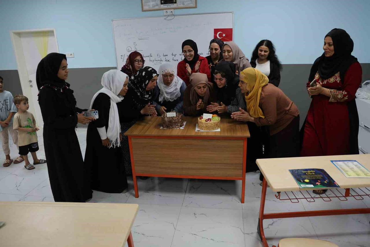 ADANA'DA YILLAR ÖNCE ‘KIZLAR OKUMAZ, KIZ ÇOCUĞU EVİNDE DURUR' GİBİ ÇEŞİTLİ NEDENLERLE OKULA...