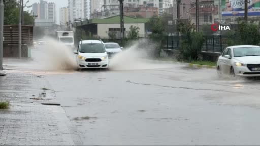 Adana'da yollar göle döndü