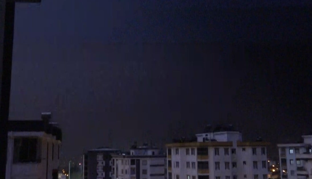 ADANA'NIN KOZAN İLÇESİNDE ETKİLİ OLAN SAĞANAK VE FIRTINADA YILDIRIMIN DÜŞME ANI SANİYE SANİYE...