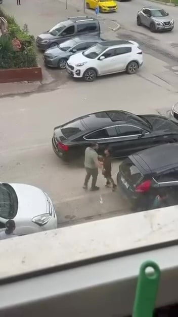 ADANA’DA BİR KİŞİ SOKAK ORTASINDA TARTIŞTIĞI KADINI DÖVDÜ. O ANLAR SANİYE SANİYE GÖRÜNTÜLENİRKEN...