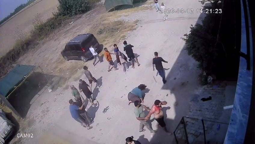 ADANA’DA ÇOCUKLARIN ÇIKARDIĞI GÜRÜLTÜ NEDENİYLE BAŞLAYAN TARTIŞMA ZİNCİR, KESER, SOPA VE...