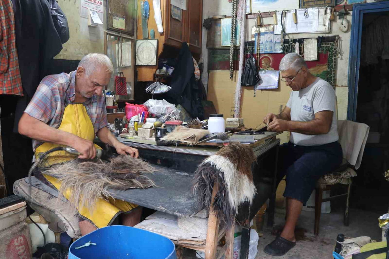 ADANA’DA ÇOCUKLUKLARINDAN BU YANA AYNI 16 METREKARELİK DÜKKANDA DERİCİLİK YAPAN 64 VE 60 YAŞINDAKİ...