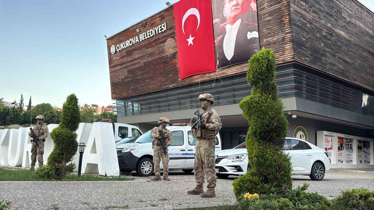 ADANA’DA JANDARMA EKİPLERİ ÇUKUROVA BELEDİYESİ’NE YÖNELİK OPERASYON DÜZENLİYOR.