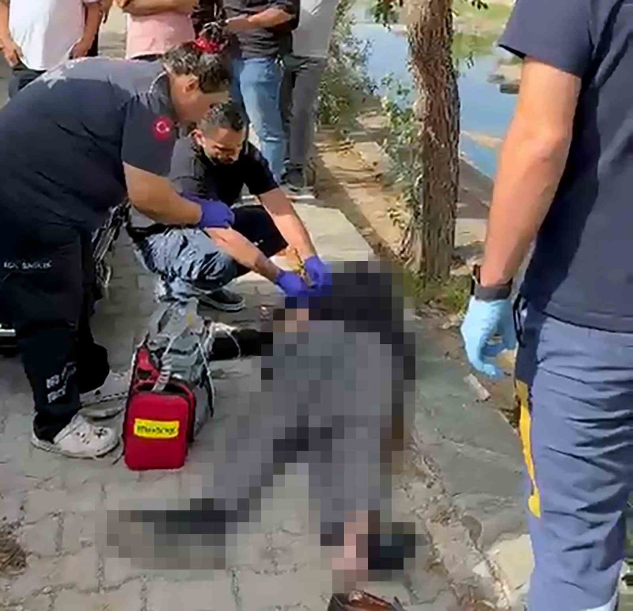 ADANA’DA KALDIRIMDA YÜRÜDÜĞÜ SIRADA DENGESİNİ KAYBEDEREK DÜŞEN 85 YAŞINDAKİ HASAN AYVAZ (85)...