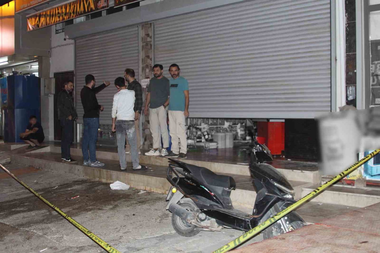 ADANA’DA KİMYA ÜRÜNLERİ SATAN BİR İŞ YERİNE DÜZENLENEN SİLAHLI SALDIRIDA, KASADA OTURAN 16...