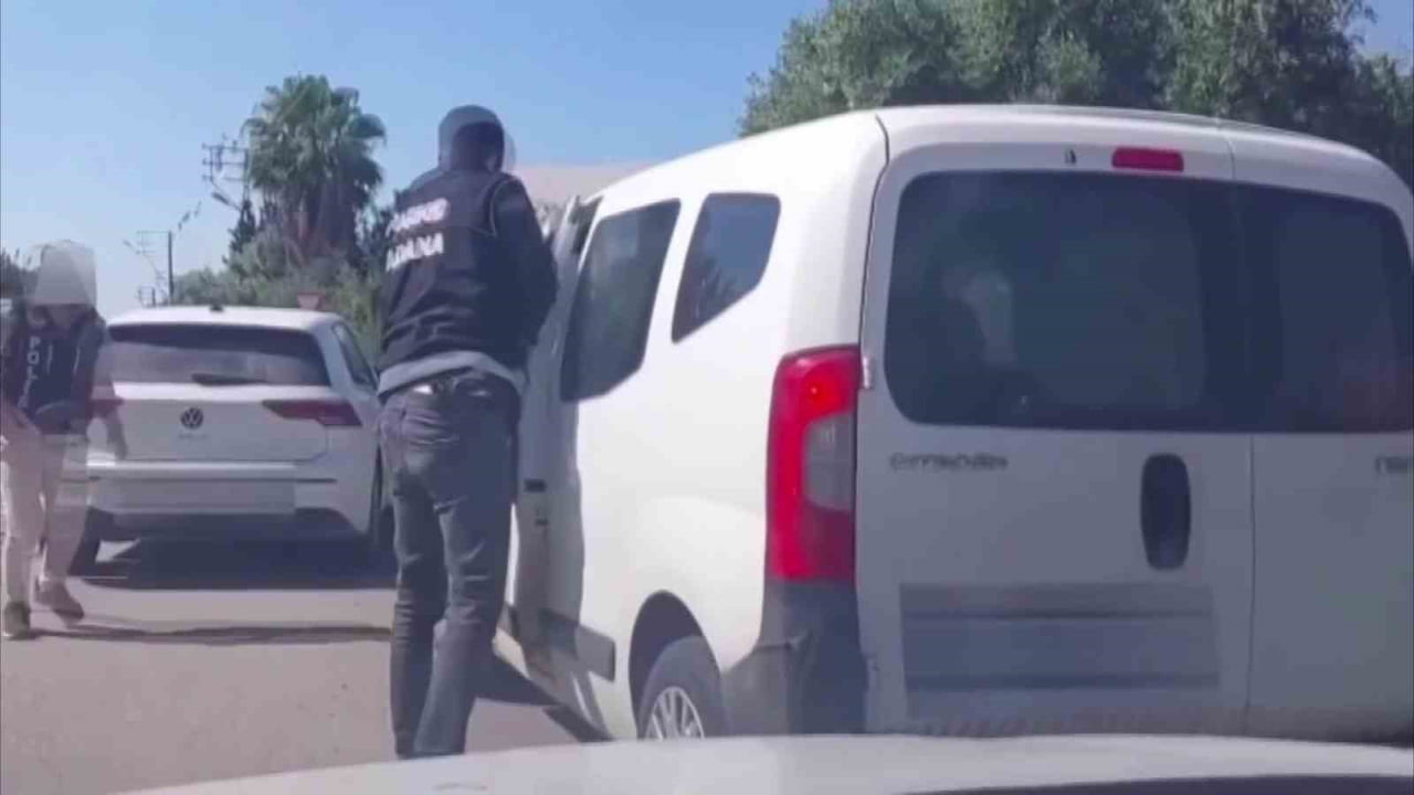 ADANA’DA NARKOTİK POLİSLERİ TORBACI DİYE TABİR EDİLEN ŞÜPHELİLERİN KULLANDIĞI ARACIN ÖNÜNÜ KESEREK...