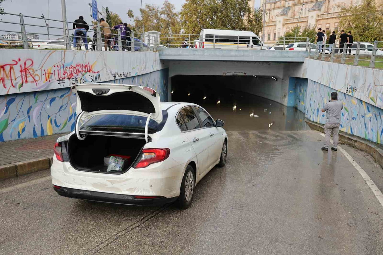 ADANA’DA SAĞANAK YAĞMURDA SOKAKLAR GÖLE DÖNERKEN ALT GEÇİTTEN GEÇMEYE ÇALIŞAN BİR OTOMOBİL İSE...