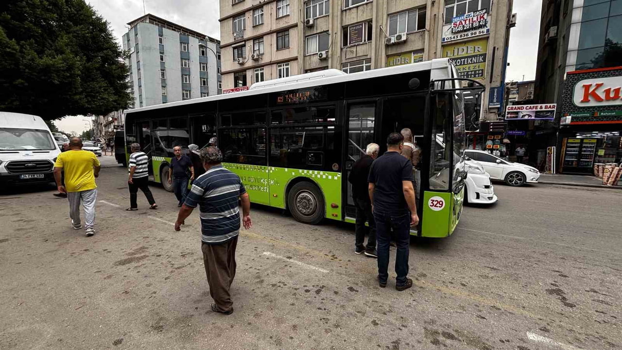 ADANA’DA SEYİR HALİNDEKİ BELEDİYE OTOBÜSÜNÜN YERİNDEN ÇIKAN TEKERLEĞİ, ÖNÜNDE İLERLEYEN 2 ARACA...