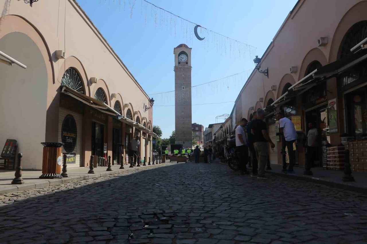 ADANA’DA TARİHİ BÜYÜKSAAT KULESİ’NİN BULUNDUĞU ALİ MÜNİF YEĞENAĞA CADDESİ ARAÇ TRAFİĞİNE...