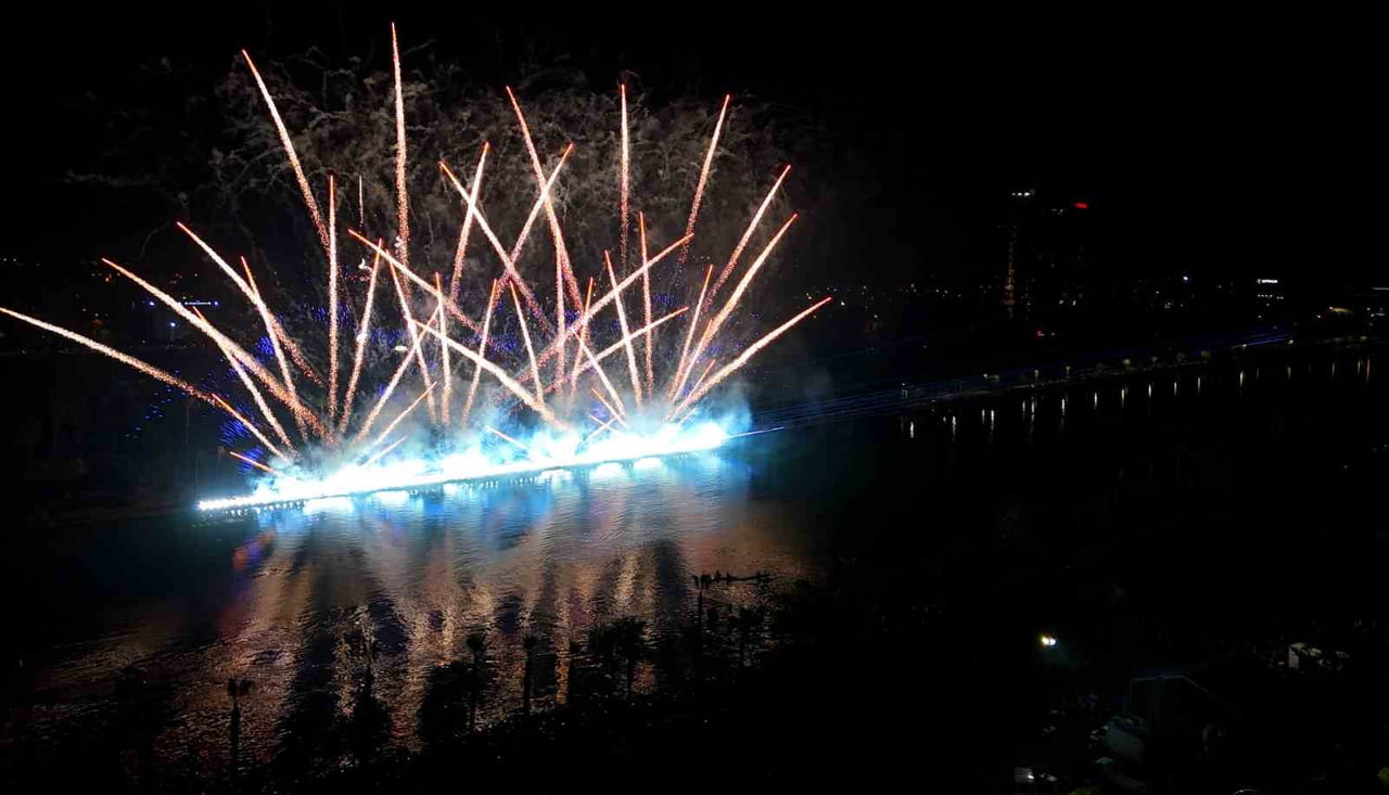 ADANA’DA ULUSLARARASI LEZZET FESTİVALİ KAPSAMINDA, SEYHAN NEHRİ ÜZERİNDE BİN DRON, LAZER VE HAVAİ...