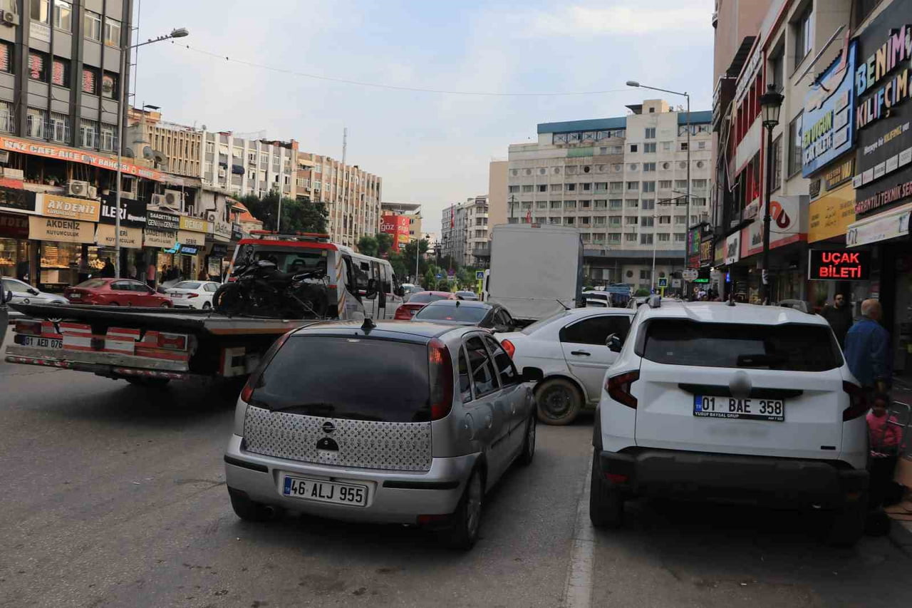 ADANA’DA YOĞUNLUĞUN YAŞANDIĞI CADDELERDEKİ HATALI PARKLAR NEDENİYLE TRAFİK AKIŞI YAVAŞLARKEN...
