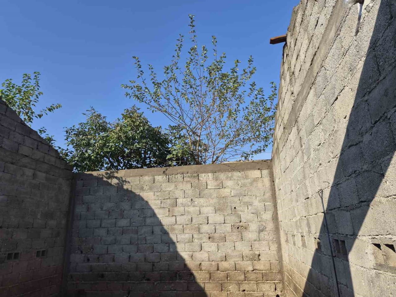 ADANA’NIN KOZAN İLÇESİNDE ETKİLİ OLAN AŞIRI YAĞIŞ VE FIRTINA NEDENİYLE BİR EVİN VE BİR AHIRIN...